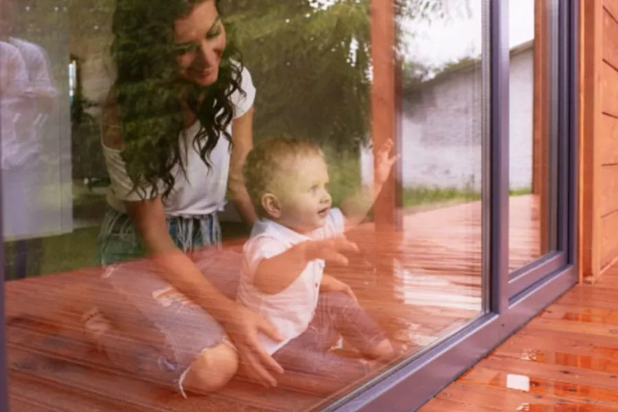 Balcony glass doors for child safety