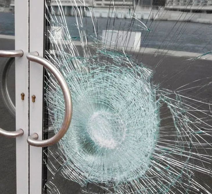 cracked storefront glass replacement